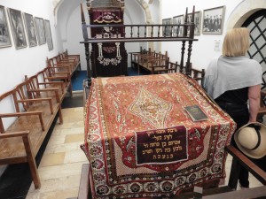 The Emtsai(Middle) Synagogue