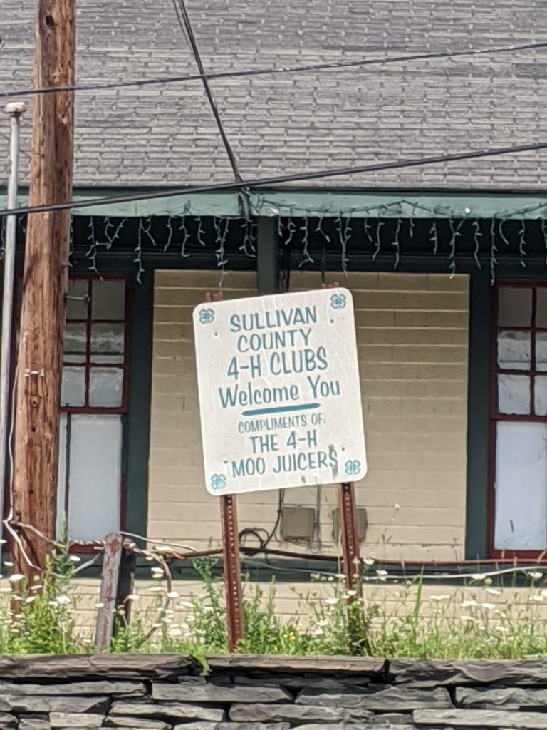 Sign that reads...Sullivan County 4-H Clubs Welcome You - Compliments of the 4-H Moo Juicers